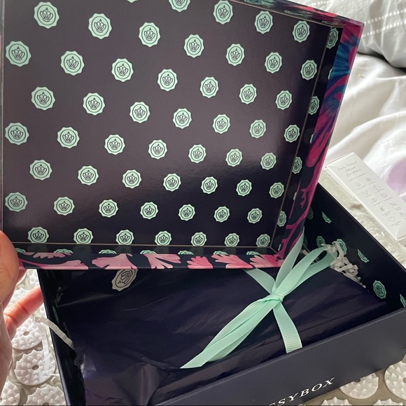 GLOSSYBOX COLLECTORS KEEPSAKE BOX - Picture 6 of 8